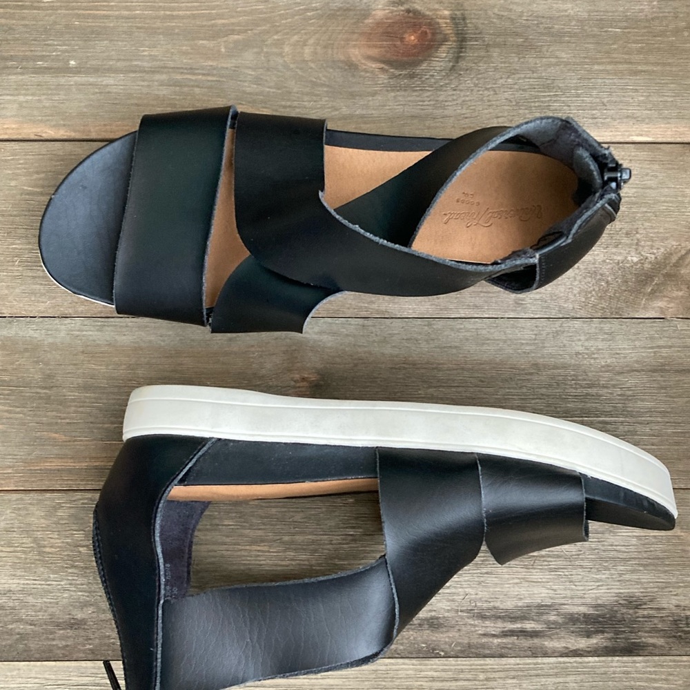 Universal Thread Platform Sandal NEW REASONABLE OFFERS WELCOME